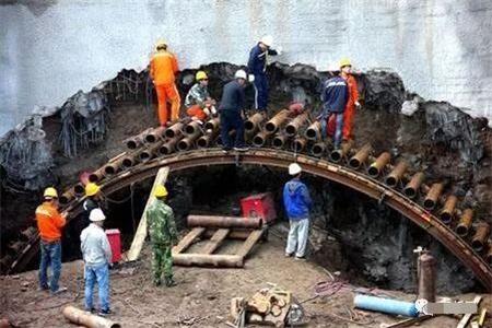 解放隧道钢花管支护案例